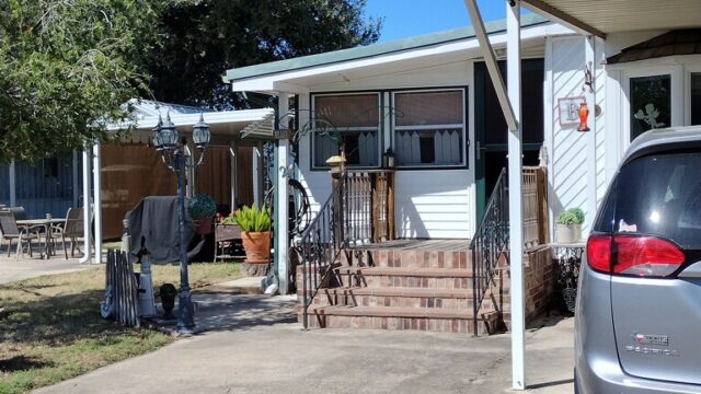 Mobile Home for Sale w/2 Lots!