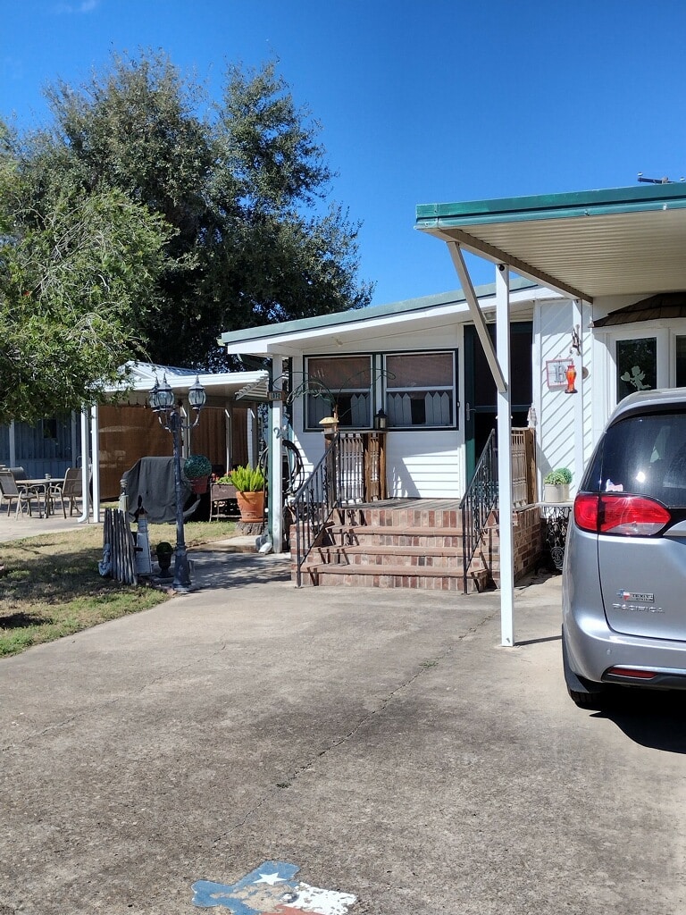Mobile Home for Sale w/2 Lots!